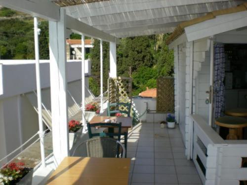 Adonis Guesthouse Batsíon Exterior foto